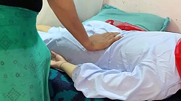 वाह, मालकिन हिंदी ऑडियो में नौकर को वाइल्ड चोदाई के लिए लुभाती है!