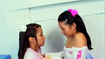 अरे, चेक करो स्वीट 18+ लूपे की bathtub में लेस्बियन चाट फन! 🛁