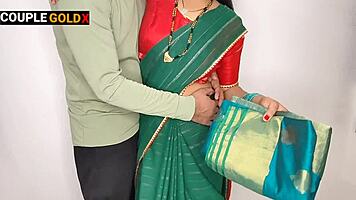 कोमल का बॉयफ्रेंड साड़ी गिफ्ट देता है और होममेड डॉगीस्टाइल पीओवी में हार्ड चोदता है