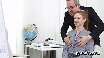 क्यूट कॉलेज गर्ल को सीनियर टीचर ने टीज किया और नेल्ड