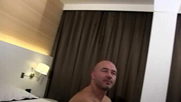 सेक्सी इटालियन लड़की रॉ, अनकट फुटेज में अपना पहला हार्ड सीन नेल करती है।