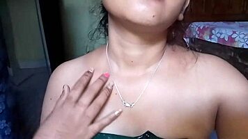 Indian hot bhabhi fingering herself to release! 😍
