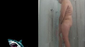 😏 mi vecina muestra tetas curvy squirting en ducha 👅