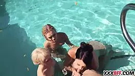 Babe achieves orgasm from solo play with dildo