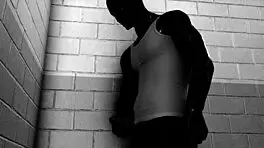 वह प्रिजन प्रॉस्टीट्यूट है, डीपथ्रोट ब्लोजॉब्स से टीज करती है