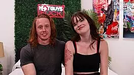 हॉट रेडहेड हंक कॉलेज में सैमी के बड़े लंड को डीपथ्रोट करता है