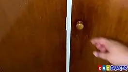 Pillando a sobrina vistiéndose me calienta que la tomo de sorpresa desnuda le saco mi polla y me la chupa como una puta morra