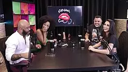 Eu, Paloma e Andre vivemos uma aventura quente no Sensualcast. Parte 1 revela nossa química intensa.