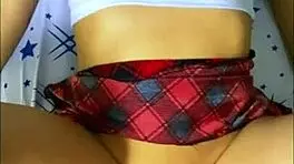 La madrastra obsesionada invitó al amigo de su hijastrastro para seducirlo y fantasías oscuras