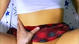 La madrastra obsesionada invitó al amigo de su hijastrastro para seducirlo y fantasías oscuras