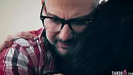 युवती स्टेपडॉटर इसाबेला नाइस को अपने स्टेपडैड के लिए फीलिंग्स थीं