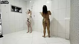 o padrasto negro entra no banho e come sua enteada e sua namorada sem camisinha