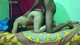 देखो मैं भाभी को गांड उठाकर पेलता हूँ