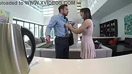 हॉट नानी बॉस के लंड पर सवार होती है जब वेबकैम उसे मस्तरबेट करते हुए पकड़ती है