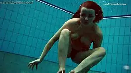 जब वेस्टा पब्लिक में नेकेड पूल में घुसी तो मुझे इतना एक्सपोज्ड महसूस हुआ!