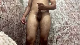 Alisando minha rola grande, assista o video completo no red agora mesmo.