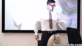 वह टेम्पटिंग मोर्मन बेब ह्यूज डिक पर इतनी प्लेजरेबल तरीके से बाउंस करती है