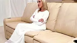 वह टेम्पटिंग मोर्मन बेब ह्यूज डिक पर इतनी प्लेजरेबल तरीके से बाउंस करती है