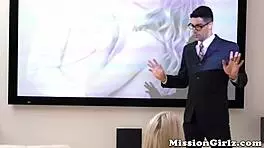 वह टेम्पटिंग मोर्मन बेब ह्यूज डिक पर इतनी प्लेजरेबल तरीके से बाउंस करती है