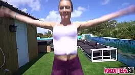 JC Wilds बाहर स्ट्रेचिंग करती है फिर इंटेंस काउगर्ल और डॉगीस्टाइल चुदाई