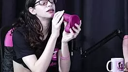 Yumi Trap demonstrates blowjob on toy 😏