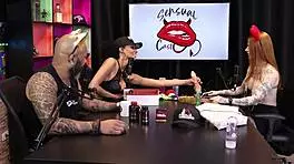 Duas gostosas testam o produto em seus peitos, ruiva braba sheer red lingerie