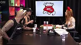 Duas gostosas testam o produto em seus peitos, ruiva braba sheer red lingerie