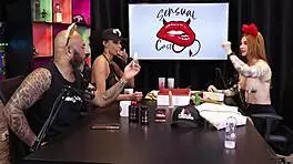 Duas gostosas testam o produto em seus peitos, ruiva braba sheer red lingerie