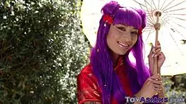 पेटाइट 18+ एशियन टुनाइट वाइल्ड एनर्जी के साथ कॉक राइड करती है।