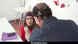 maya farrell rides peter green hard in missionary!