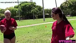 फुटबॉलर युवा बीएफएफ पसीने वाली वर्कआउट के बाद ट्रेनर को चोदती