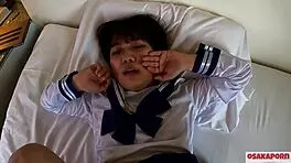 पहला स्क्वर्ट धमाका! क्यूट 18 साल की बड़ी आंखों वाली कॉस्ट्यूम में दो बार झड़ी