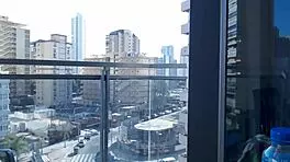 हॉट गेमर गर्ल बालकनी पर बिग बूब्स फ्लैश करती है