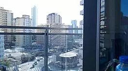 हॉट गेमर गर्ल बालकनी पर बिग बूब्स फ्लैश करती है