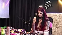 Ela Ficou Toda Arrepiada E Molhadinha Com Aquele Produto Em Sua Buceta E O Pau Grande - Rai Dobler Diversão Ao Cubo Sheer Red