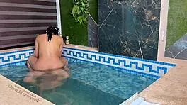 Nos quedamos solos en casa con mi prima y follamos duro en la piscina 🔥