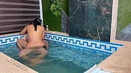 Nos quedamos solos en casa con mi prima y follamos duro en la piscina 🔥