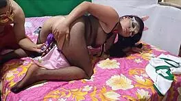 Le pedi a mi hermanastro ayuda con dildo, luego follamos excitados.