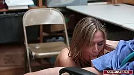 चोरनी ऑफिसर को चोदकर मुसीबत से बचती 😈