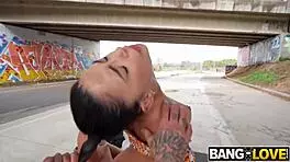 एमिलियो अर्डाना और नुरिया मिलान के साथ पब्लिक गुदा चुदाई