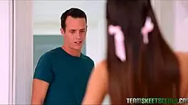 छोटी 18+ लातीना युवती कट्या रोड्रिगेज नए ब्रेसेस दिखाती है फिर बड़ा लंड चूसती है