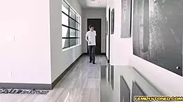 बनी कोल्बी स्टेपब्रो पर राइड करती है