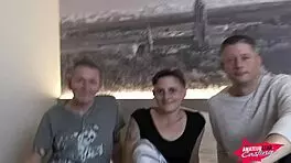 dünne schlampe von der ecke von tätowierten rockern gefickt und benutzt