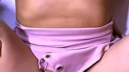 la hijastra con su aura tierna y misteriosa era como un im�n que lo atra�a hacia el apartamento en busca de experiencias inolvidables y llenas de complicidad