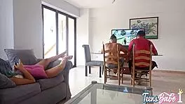 Mientras Que Mi Esposo Juega Su Tio Me Coge Duro En La Esquina De La Sala Me Deja Toda Su Leche En Mi Coño