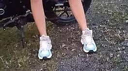 enseñando sus tetas y coño en publico