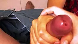 la amiga cercana y su compañero de apartamento disfrutaron de una noche íntima y emocionante juntos