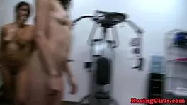 हेजिंग 18+ टीन एक दूसरे को स्टीमी शॉवर्स में एक्सप्लोर करते हैं