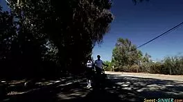 गंदी टीचर ब्लॉन्ड टीन 18+ की चूत को हार्ड ड्रिल करती है