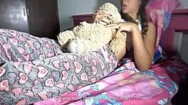 Hermanastra Se Masturba Con Su Peluche Y Es Pillada Por Su Hermanastro
